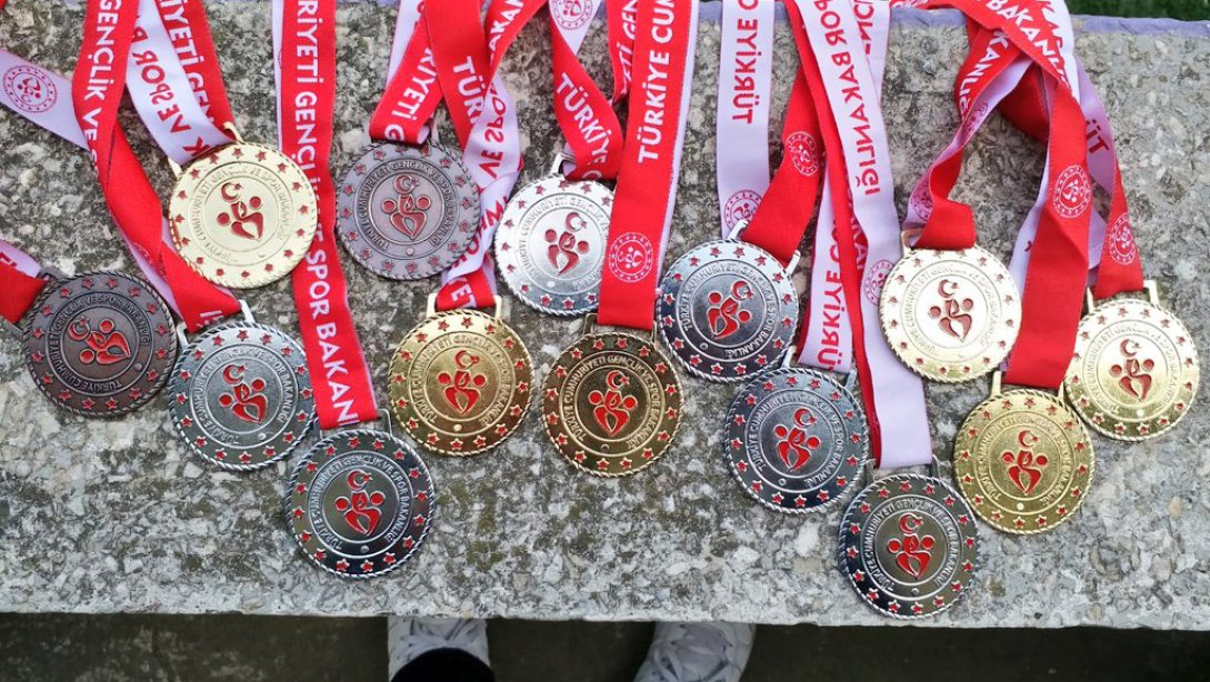 Atatürk Ortaokulu Öğrencilerimiz Özel Sporcular Atletizm dalında 14 Madalya Kazandılar.