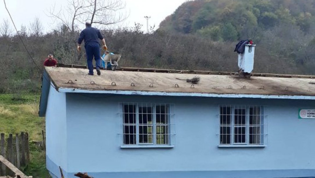 Eğribel Köy Yaşam Merkezi'mizin çatısı yenilendi.