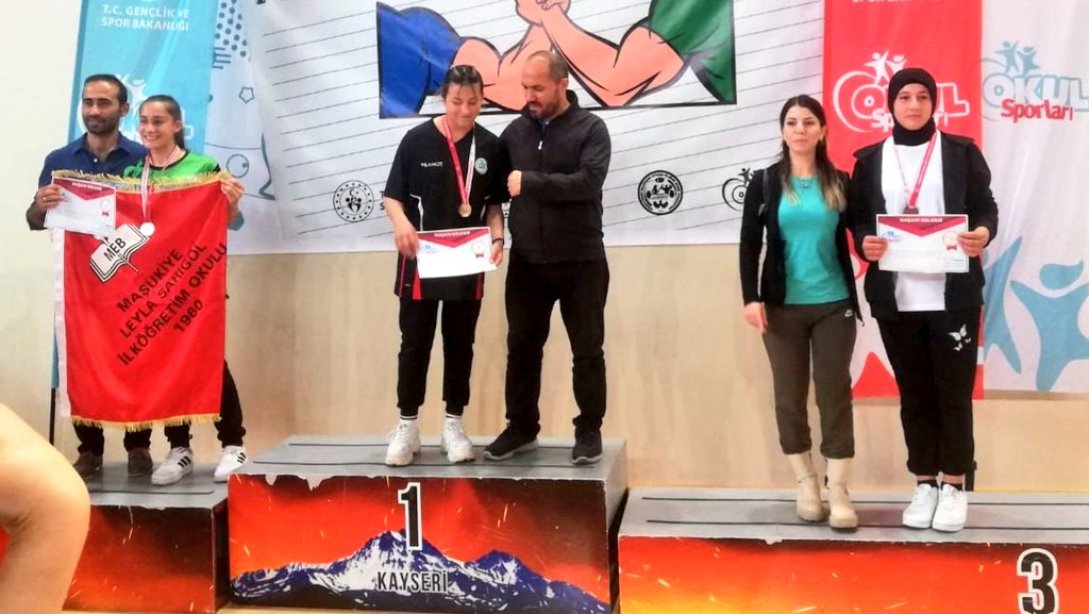 Öğrencimiz Elif Rana KAYA, Türkiye Yıldızlar Bilek Güreşi Türkiye Şampiyonu